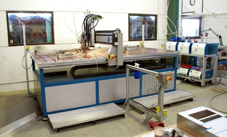 CNC-styrd bultsvetsmaskin under arbete
