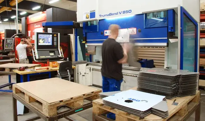 Medarbetare vid kantpressen Trumpf TrumaBend V 850